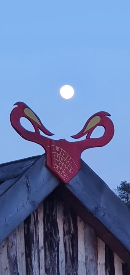 Vittfarnas Hird Vikingaby Bed and Breakfast Sosdala Eksteriør billede