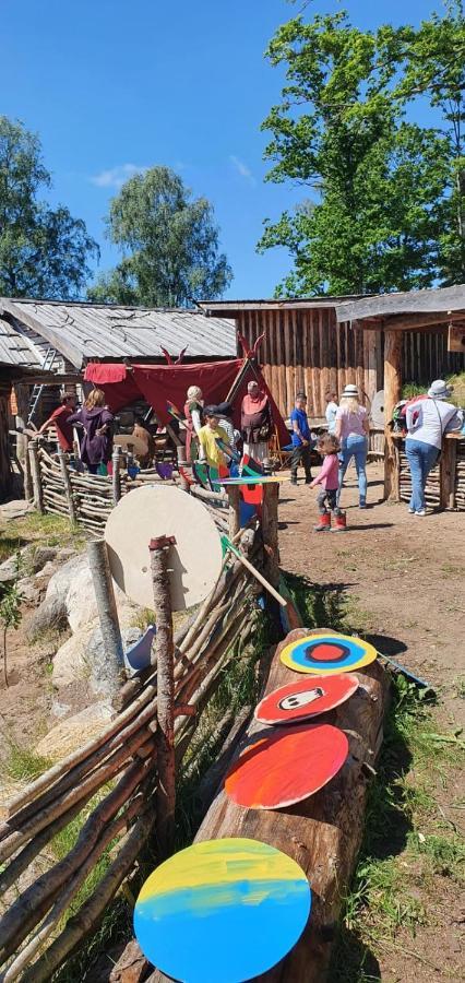Vittfarnas Hird Vikingaby Bed and Breakfast Sosdala Eksteriør billede