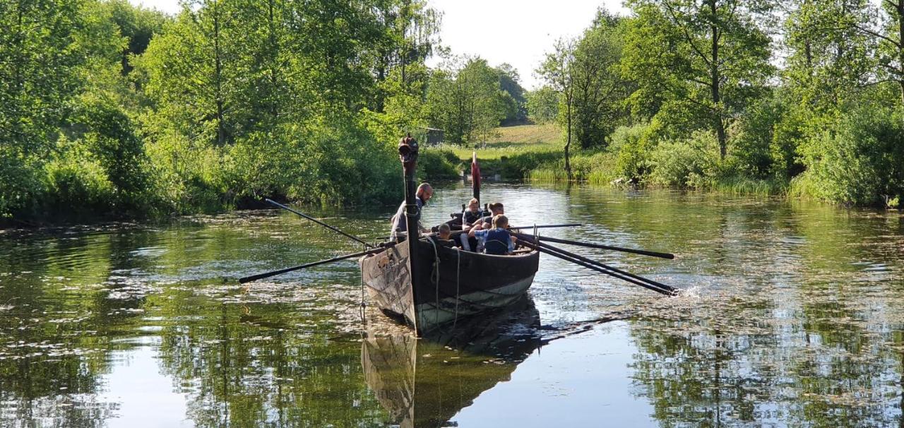 Vittfarnas Hird Vikingaby Bed and Breakfast Sosdala Eksteriør billede